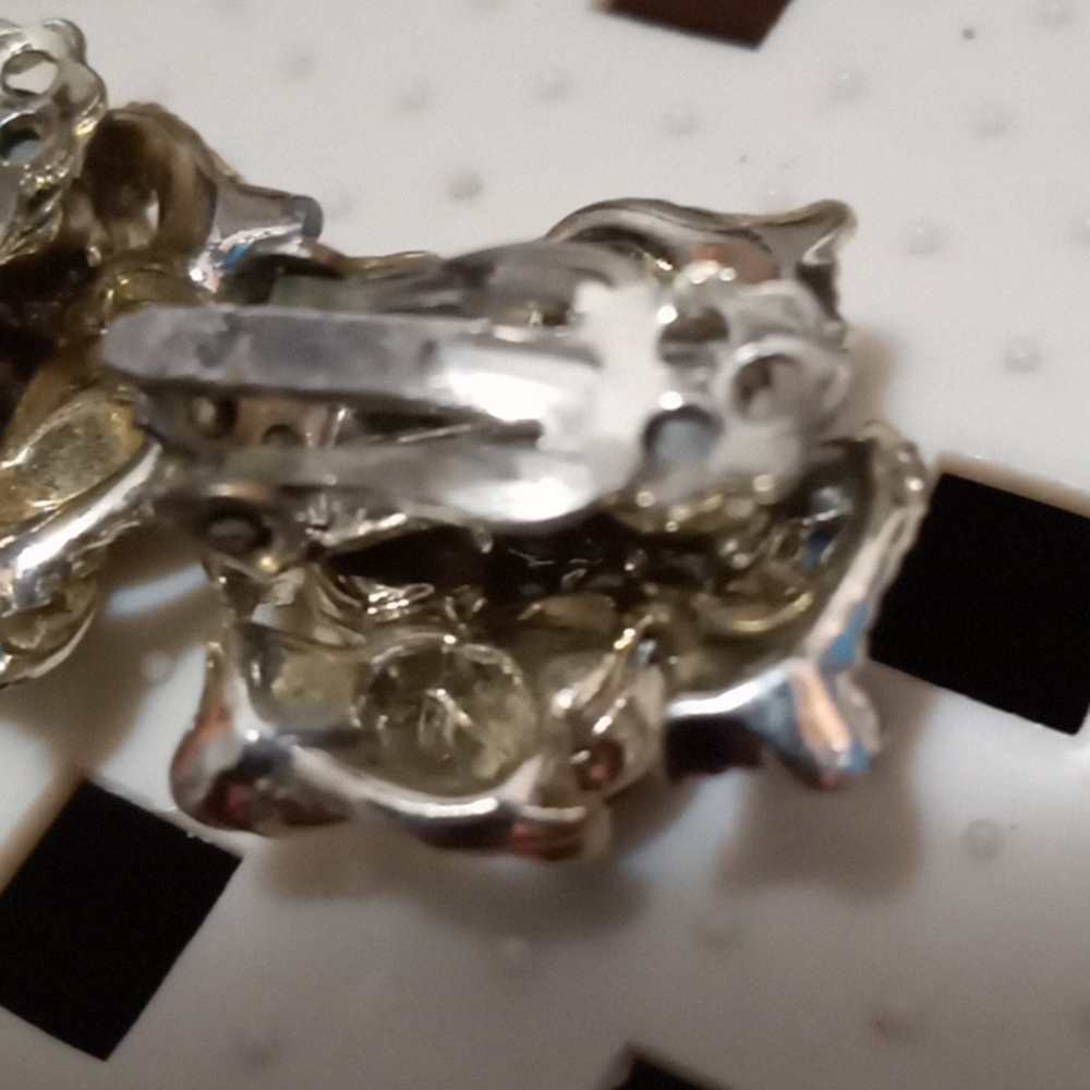 Vintage Stunning Costume jewelry earrings. - Picture 6 of 6